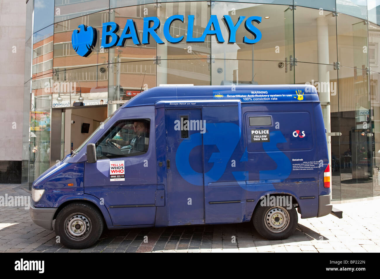 La sécurité d'un van stationné à l'extérieur de la Barclays Bank à Leicester City. Banque D'Images