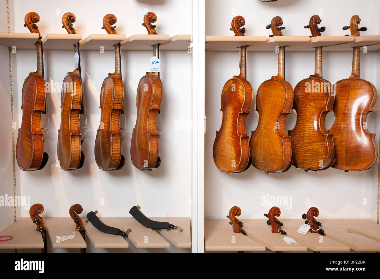 Violons classique d'attendre d'être mis aux enchères à Sotheby's à Bond Street, Londres, Royaume-Uni. Photo:Jeff Gilbert Banque D'Images