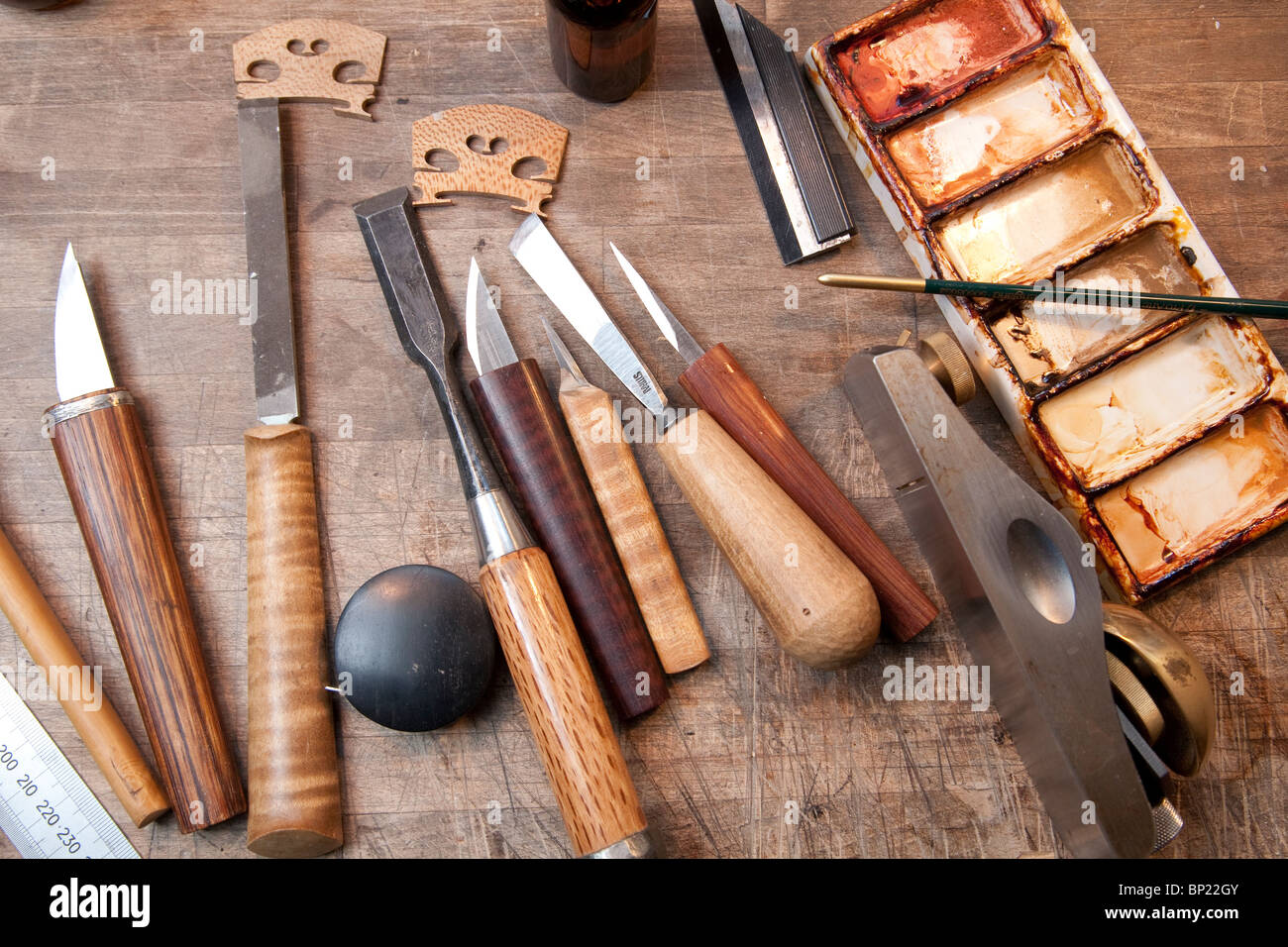 Un restaurateur de violon classique sur un instrument de travail dans son atelier, Londres, Royaume-Uni. Photo:Jeff Gilbert Banque D'Images
