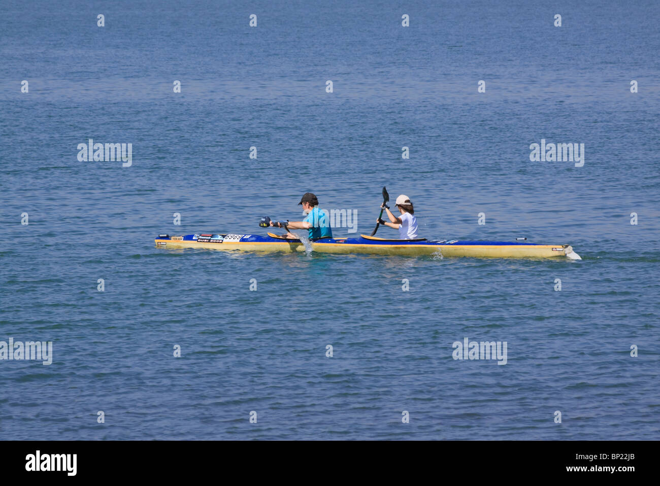 Un couple rowing canoe sur Midmar dam, KwaZulu Natal, Afrique du Sud. Banque D'Images