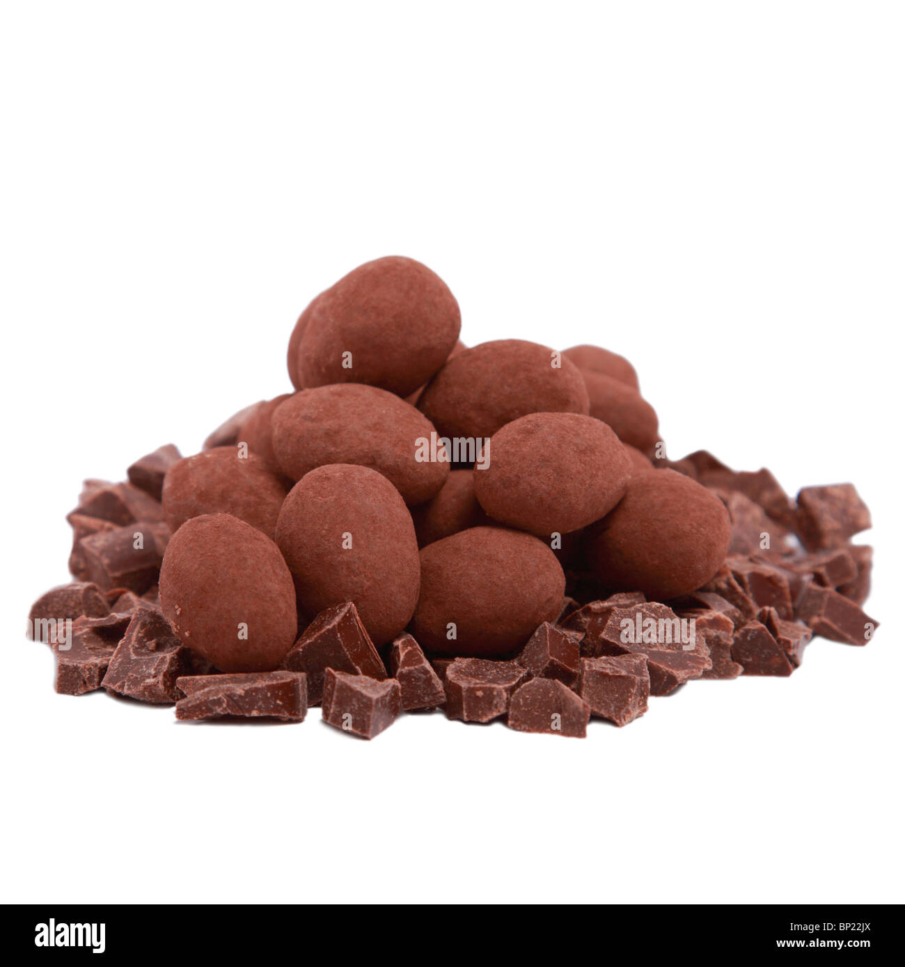 Tranches de truffe au chocolat et isolé sur fond blanc Banque D'Images