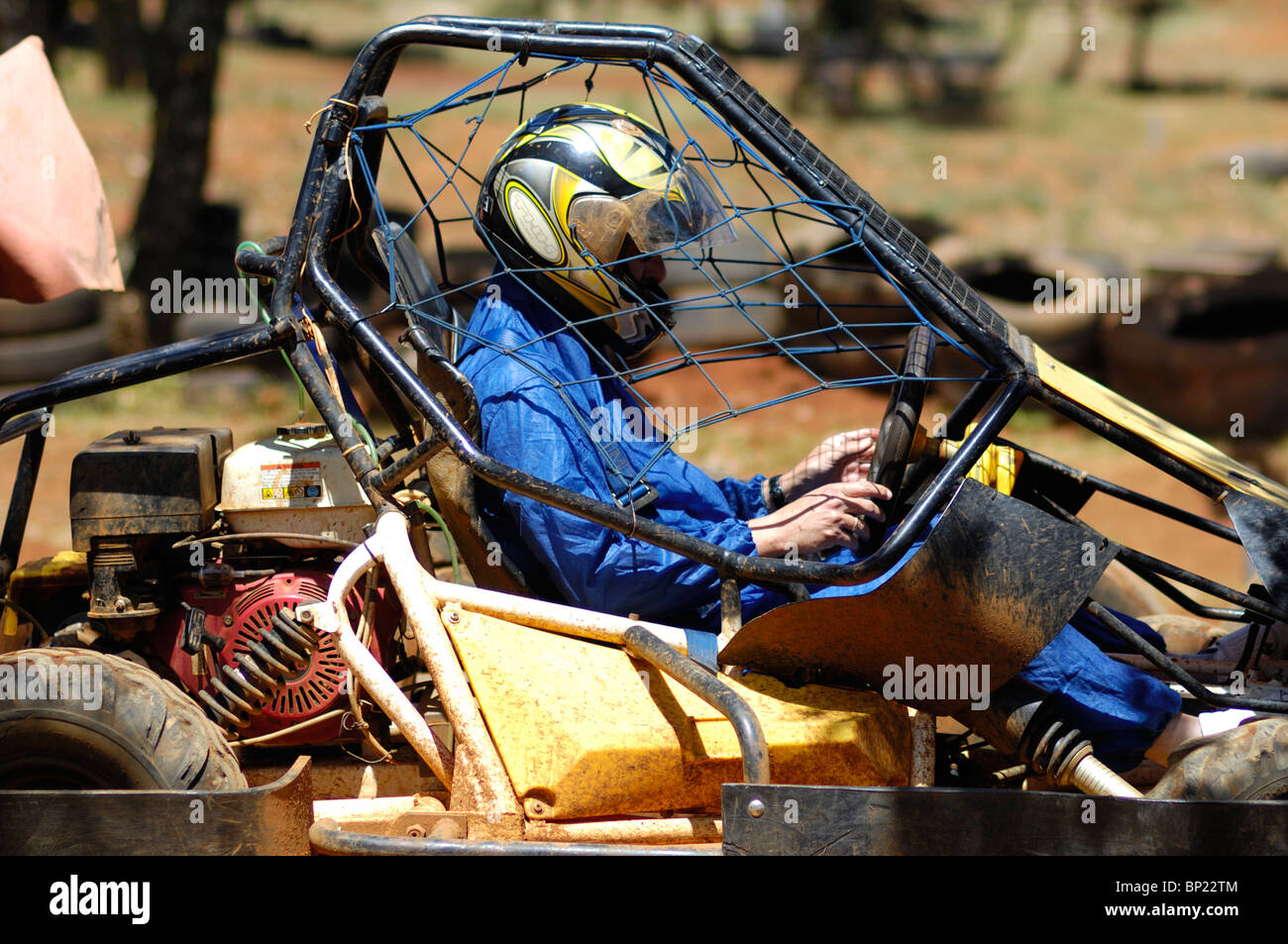 La conduite d'un homme adulte panier off road Banque D'Images