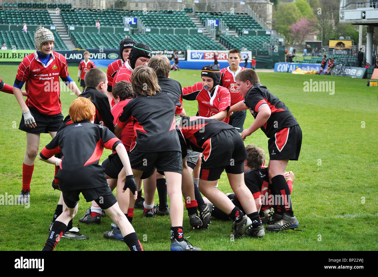 Les jeunes garçons à jouer au rugby, Bath, Angleterre, Royaume-Uni Banque D'Images