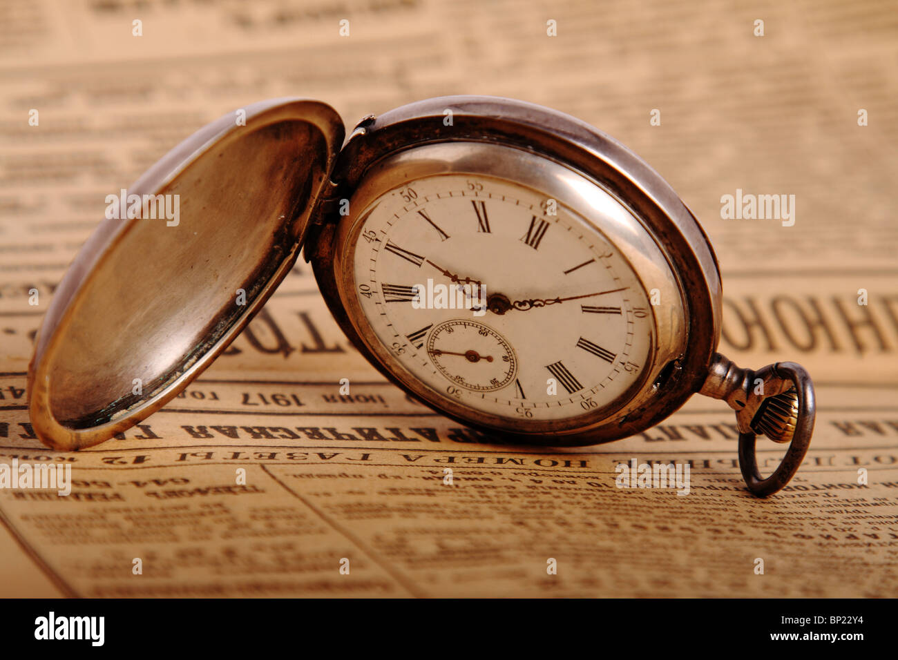 Argenterie ancienne montre de poche sur vintage newspaper Banque D'Images