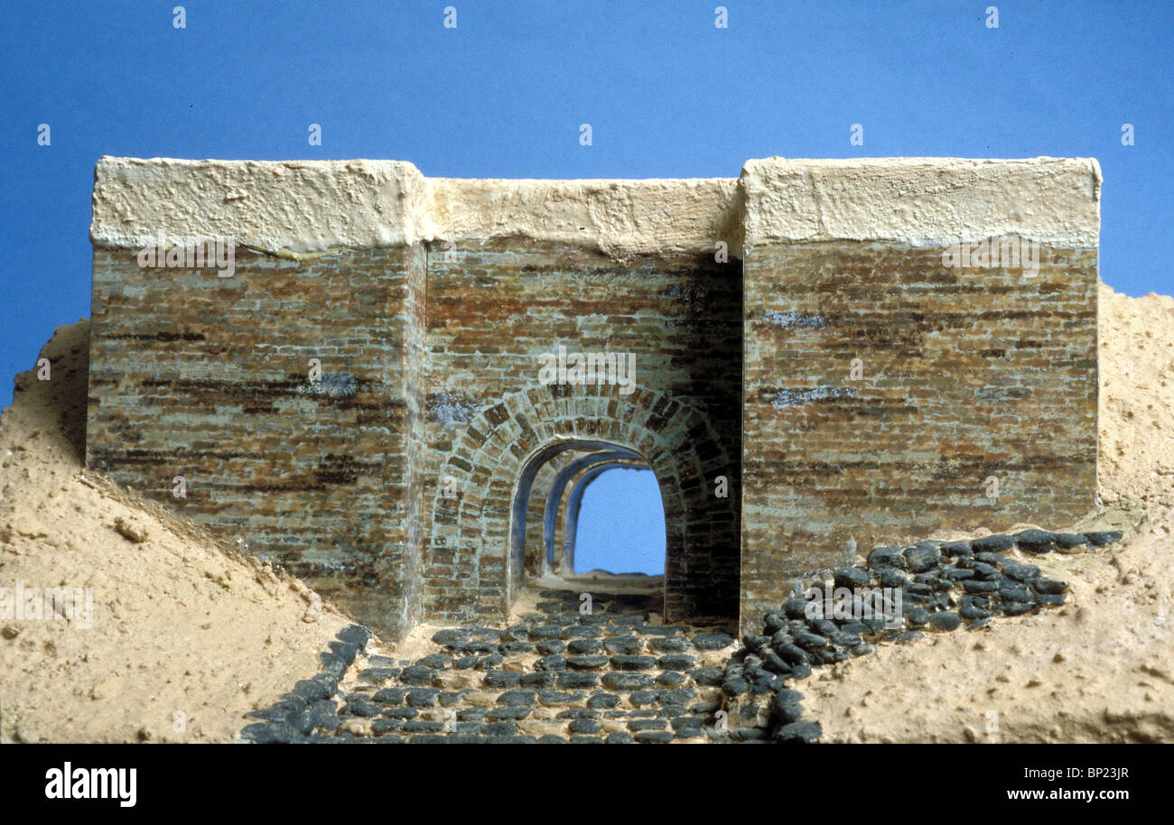 DAN, UN MODÈLE DE LA RECONSTRUCTION DE LA PORTE EN PISÉ ET TOURS DE L'CNAANITE VILLE DE LAÏSH, capturé PLUS TARD PAR LA TRIBU DE DAN Banque D'Images