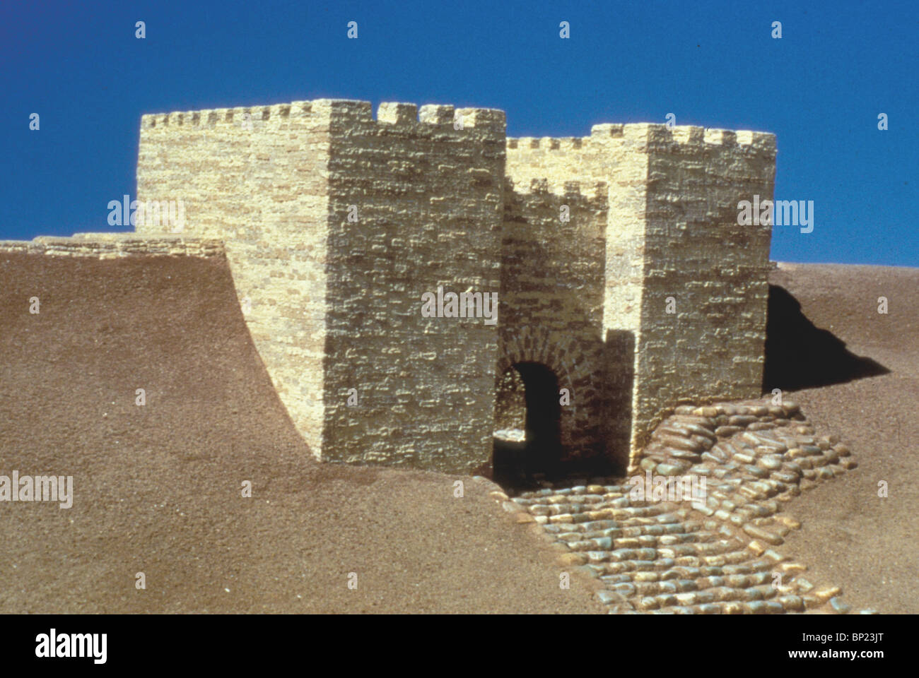 DAN, UN MODÈLE DE LA RECONSTRUCTION DE LA PORTE EN PISÉ ET TOURS DE L'CNAANITE VILLE DE LAÏSH, capturé PLUS TARD PAR LA TRIBU DE DAN Banque D'Images