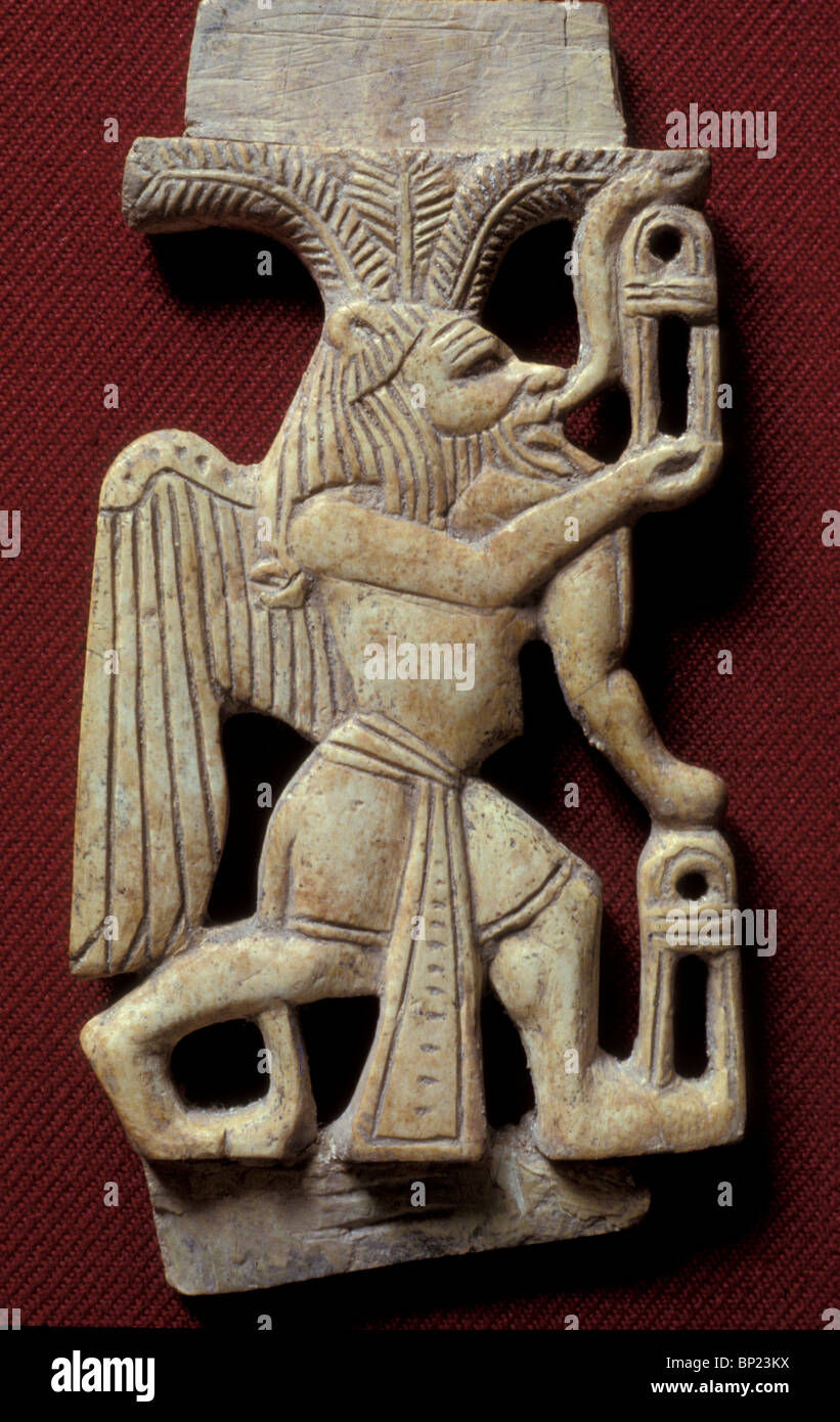 246. Meguiddo, PANNEAU D'IVOIRE TROUVÉS DANS LE PALAIS, représentant une créature ailée, datant de CA. 1300 B.C. Banque D'Images