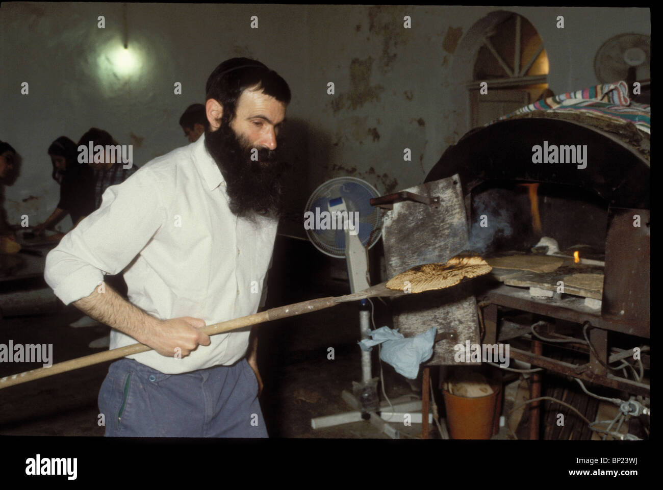 316. Avant de Pessah, les juifs pratiquants hand-BAKE LE SHMURAH "Gaza" Banque D'Images