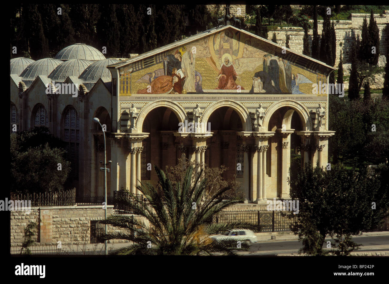 Eglise DE TOUTES LES NATIONS (OU LA BASILIQUE DE L'agonie) SITUÉ DANS LE JARDIN D'GATHSEMANE EN RÉFÉRENCE À JÉSUS A PASSÉ LA NUIT SUR Banque D'Images
