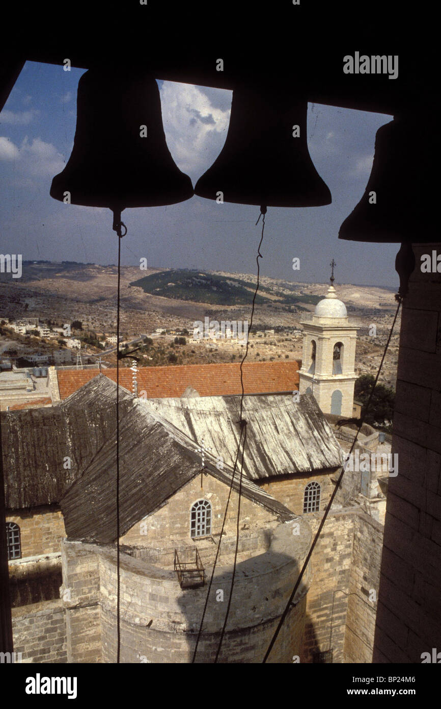 592. BETLECHEM - VUE SUR L'ÉGLISE DE LA NATIVITÉ À PARTIR DU CLOCHER AVEC LES cloches qui sonnent sur la nuit de Noël Banque D'Images