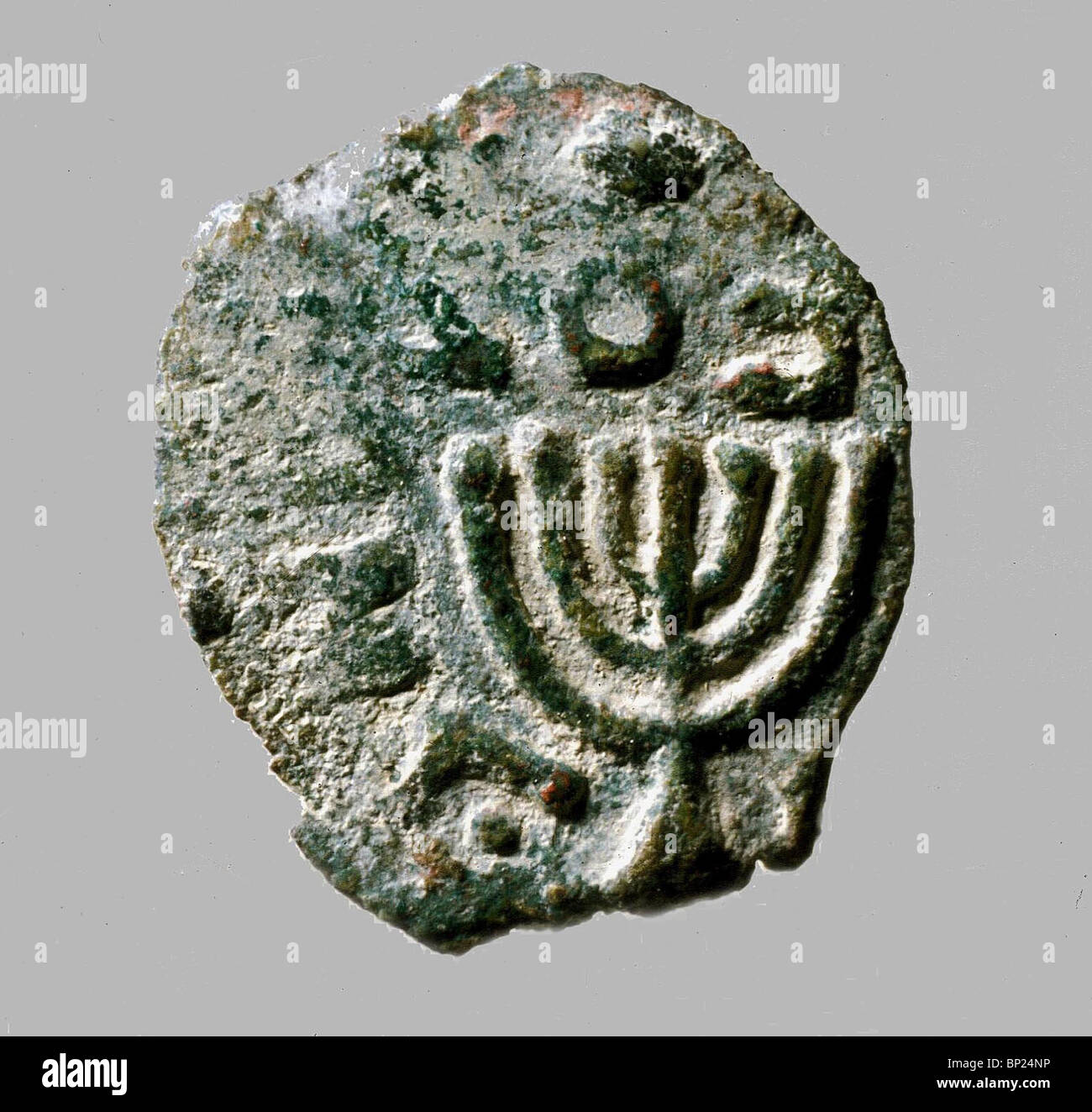 COIN D'ANTIGONOS MATTITYAH 40 -37 av. J.-C. représentant le chandelier à sept branches (MENORAH) inscrits (en grec) : L'MATTITYAH Banque D'Images