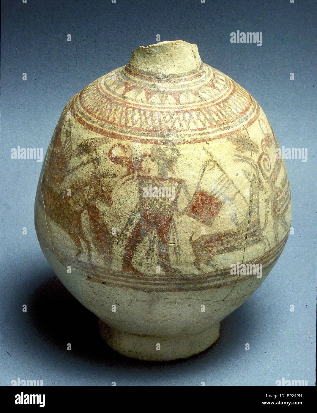 Période PHILISTIN (11ème. C. C.-B.) POTTERY VERSEUSE DE MEGUIDDO REPRÉSENTANT UNE PROCESSION D'ANIMAUX DIRIGÉS PAR UNE PERSONNE JOUANT UNE LYRE COMME Banque D'Images