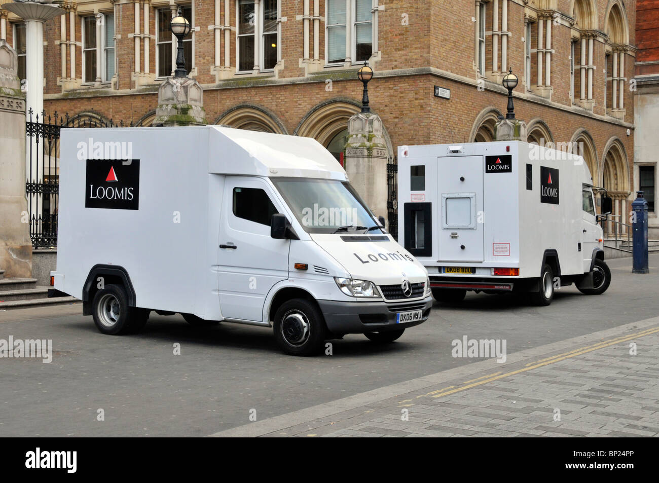 Vue latérale et arrière des fourgonnettes de transport Loomis Cash & objets de valeur, une entreprise de transport blindé haute sécurité à Londres, en Angleterre, au Royaume-Uni Banque D'Images