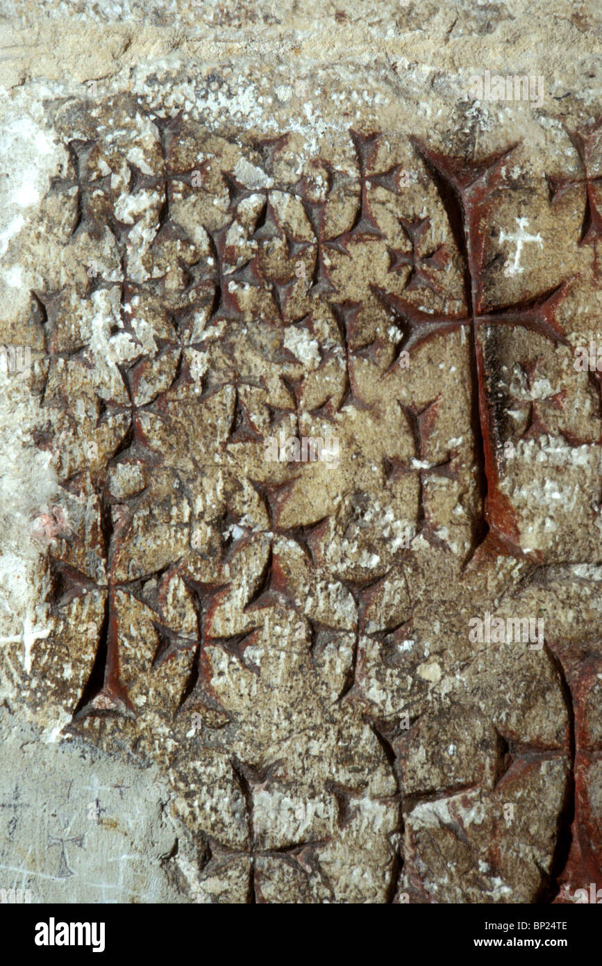 649. Église du Saint Sépulcre, croix gravée par CRUSSADER LES SOLDATS ET LES VOYAGEURS SUR LES MURS DE PIERRE DE L'ÉGLISE Banque D'Images