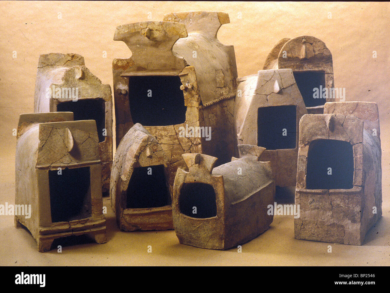 792. Période chalcolithique (SECONDE MOITIÉ DU 4ÈME MILENIUM BC.) L'ARGILE FAIT OSSUAIRE Banque D'Images