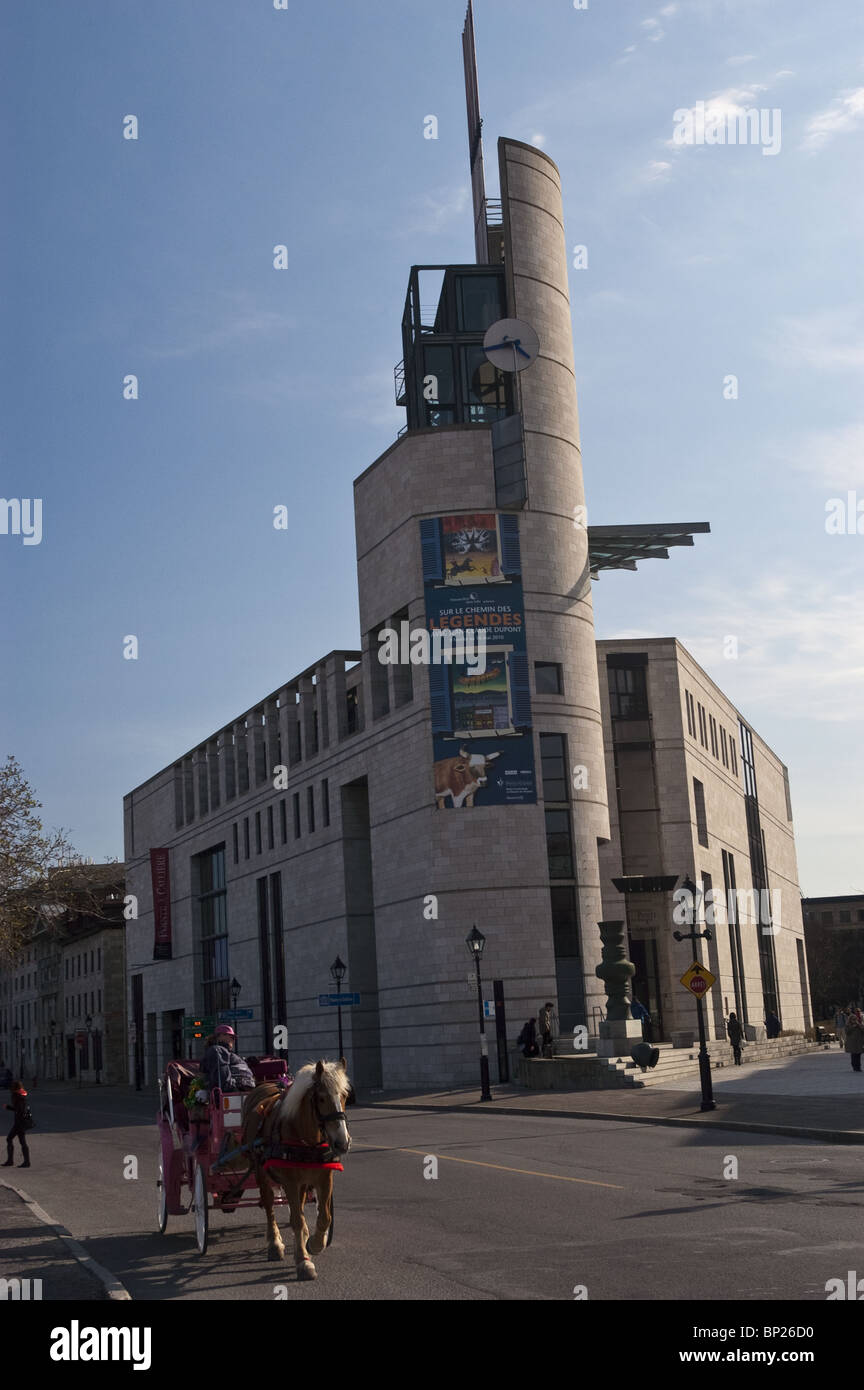 Bâtiment moderne et cheval de Pointe-à-Callière Musée d'archéologie et d'histoire situé dans le Vieux Montréal, Québec, Canada Banque D'Images