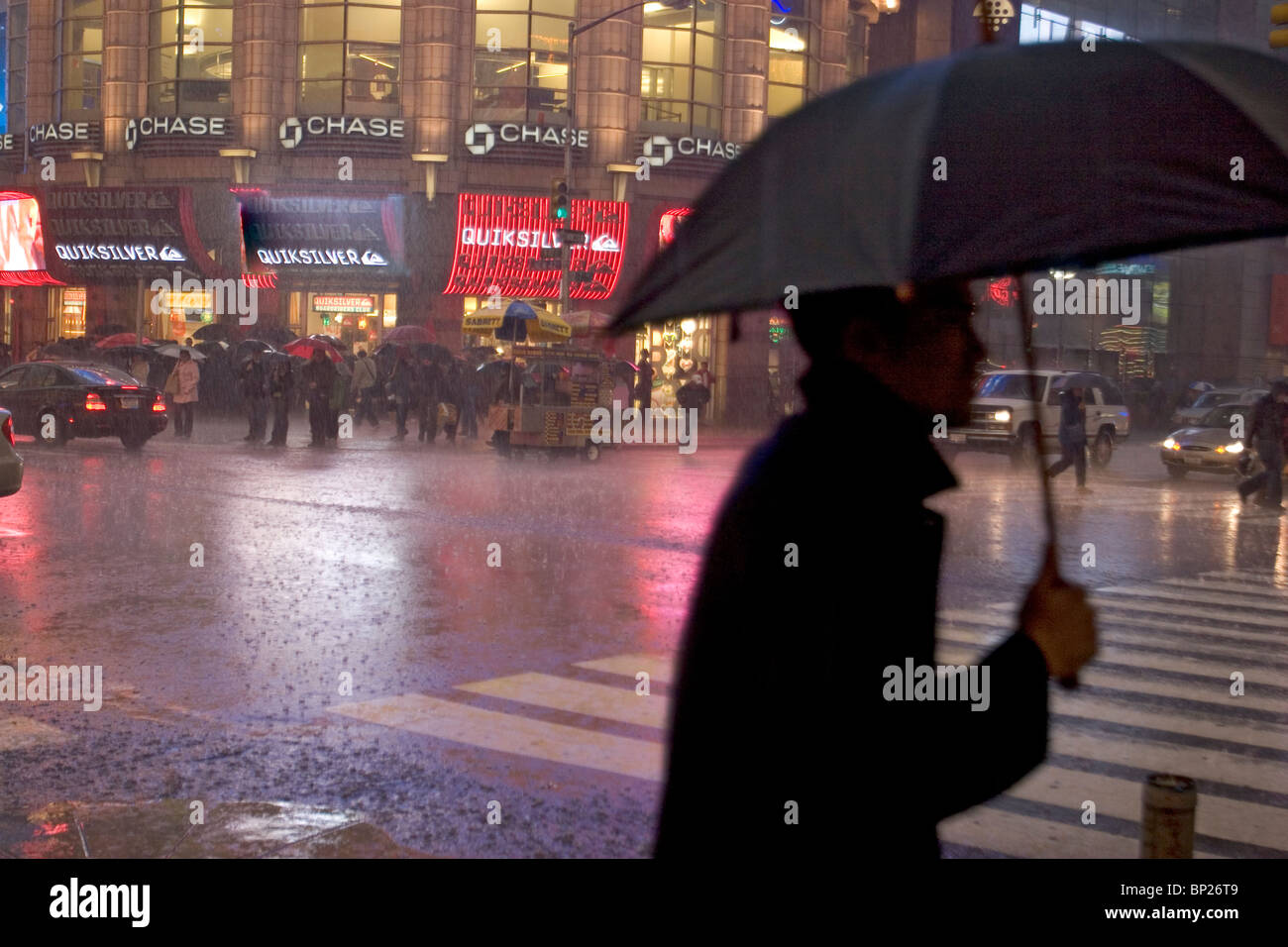 Parapluie homme new york pluie nuit Banque de photographies et d'images à  haute résolution - Alamy