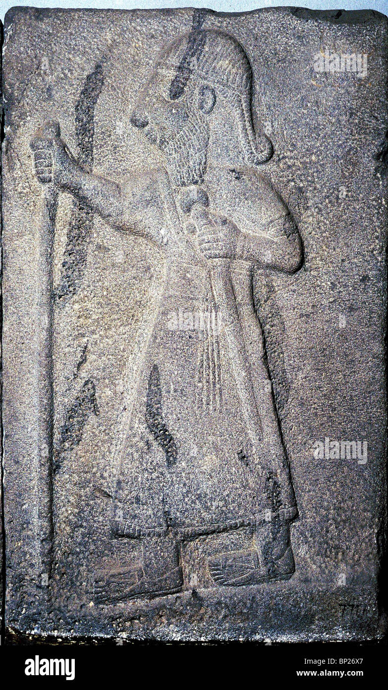 1314. L'allégement de basalte D'UN HOMME AVEC LE PERSONNEL ET L'épée, ZINJRILI, 9ème C B.C. Banque D'Images