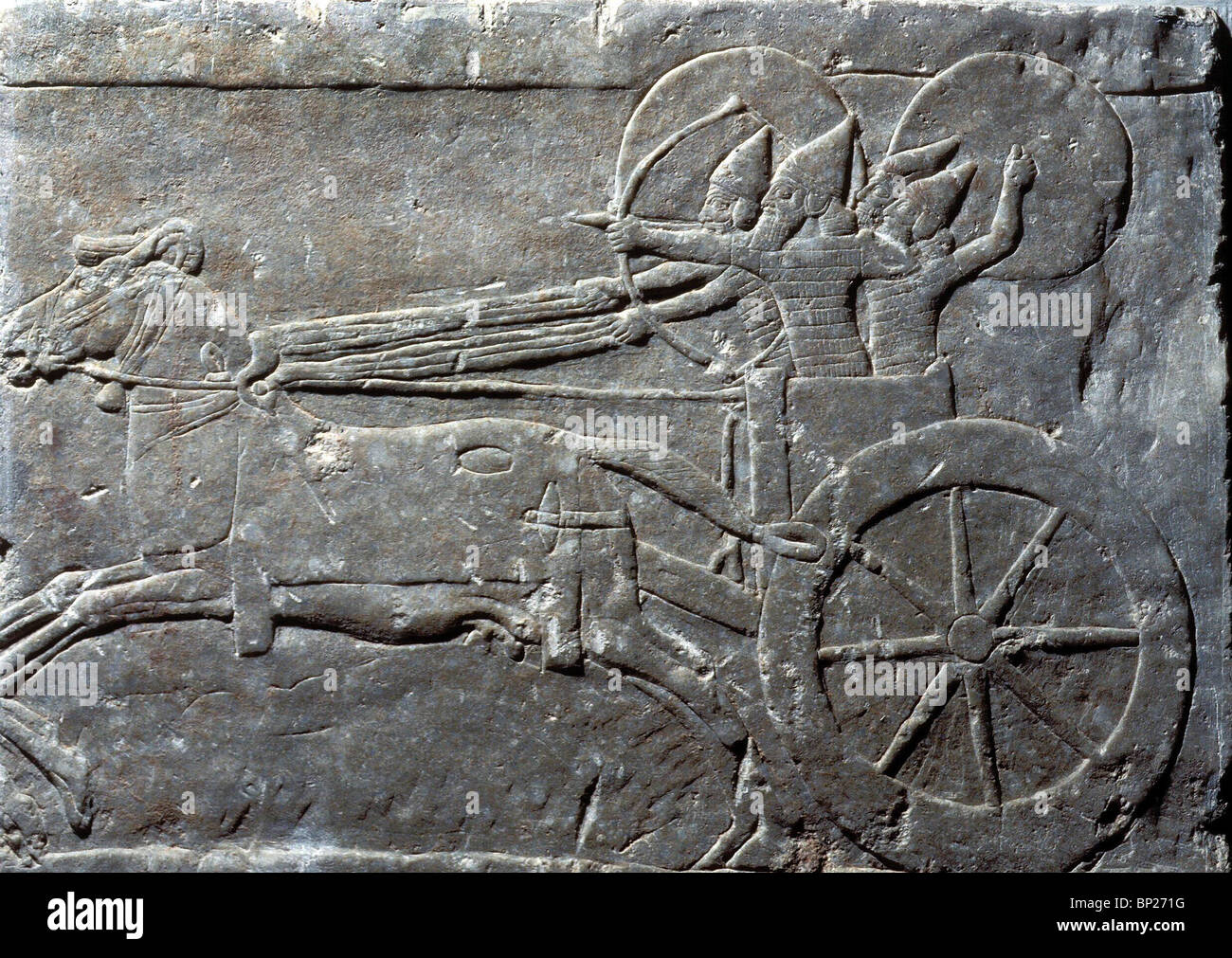 CHARRIOT DE GUERRE ASSYRIENS AU COMBAT LE SOULAGEMENT DE SANAHERIB'S PALACE DE NINVEH C. 700 B.C. L'inhalation de ses chevaux a été entendu à partir de Banque D'Images
