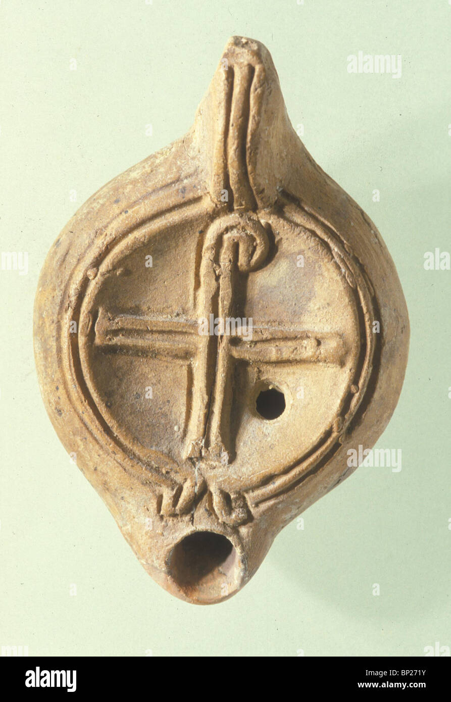 1385. Les lampes à huile décorées avec des symboles chrétiens, datant de la 4ème. C. A.D. TROUVÉS DANS LE NORD DU SINAÏ, QUASSARWIT Banque D'Images