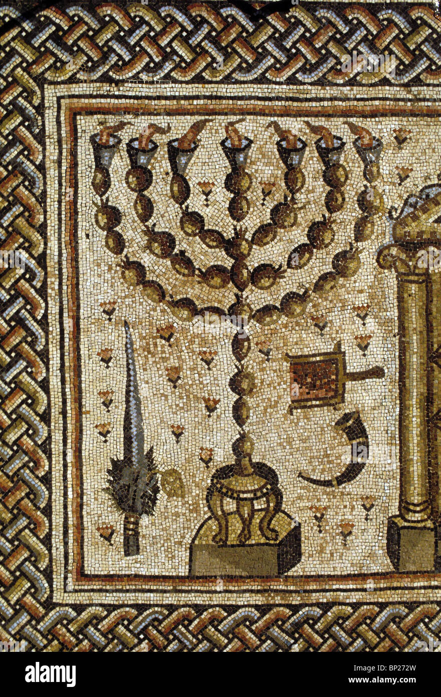 Tibériade SYNAGOGUE (4 - 5ème. C. AD.) sol de mosaïque détail illustrant la ménorah (CANDÉLABRE) AVEC UN LOULAV SUR LA GAUCHE ET UN Banque D'Images