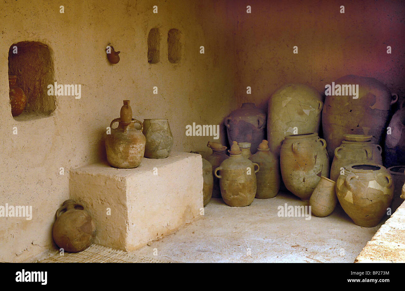 1437. La RECONSTRUCTION D'UNE PÉRIODE ISRAÉLITE DANS LA CUISINE TEL-AVIV MUSEUM (LES POTS SONT D'ORIGINE) Banque D'Images