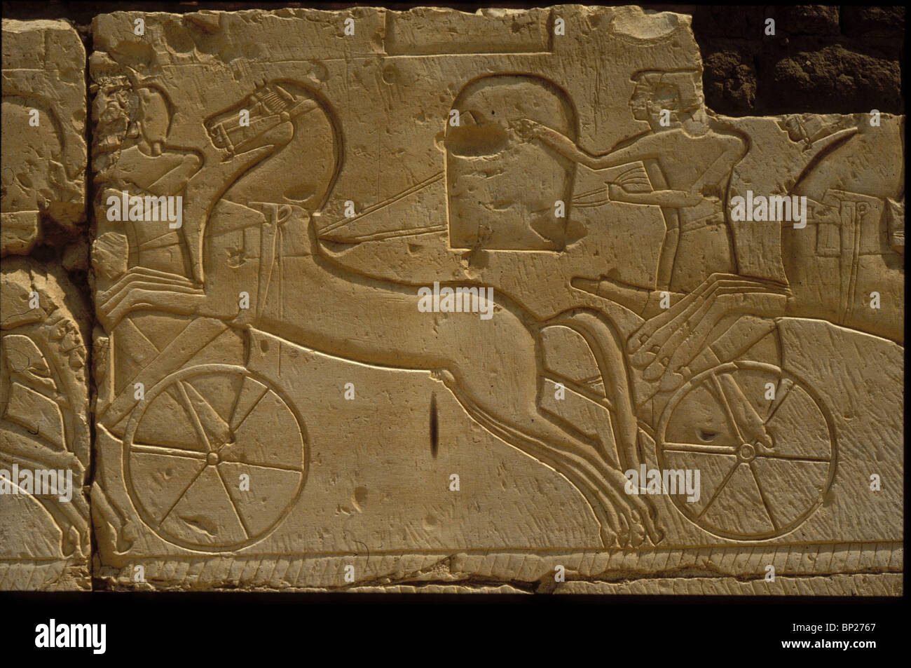 1489. Chariot de guerre égyptien, Ramses II. La sculpture murale d'ABIDOS Banque D'Images
