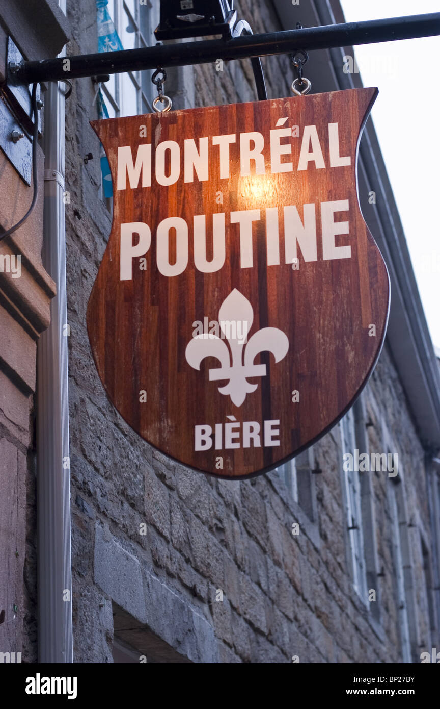 Signe de la plaque plat local Montréal Poutine avec Lily et la bière Vieux Montréal, Québec, Canada Banque D'Images