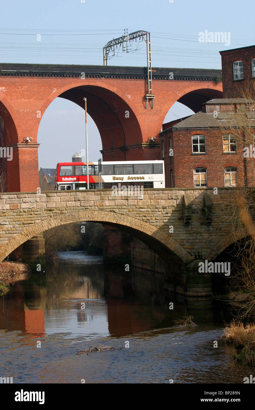 Stockport, Cheshire, du centre-ville, la brique viaduc ferroviaire et routier pont sur la Rivière Mersey Banque D'Images