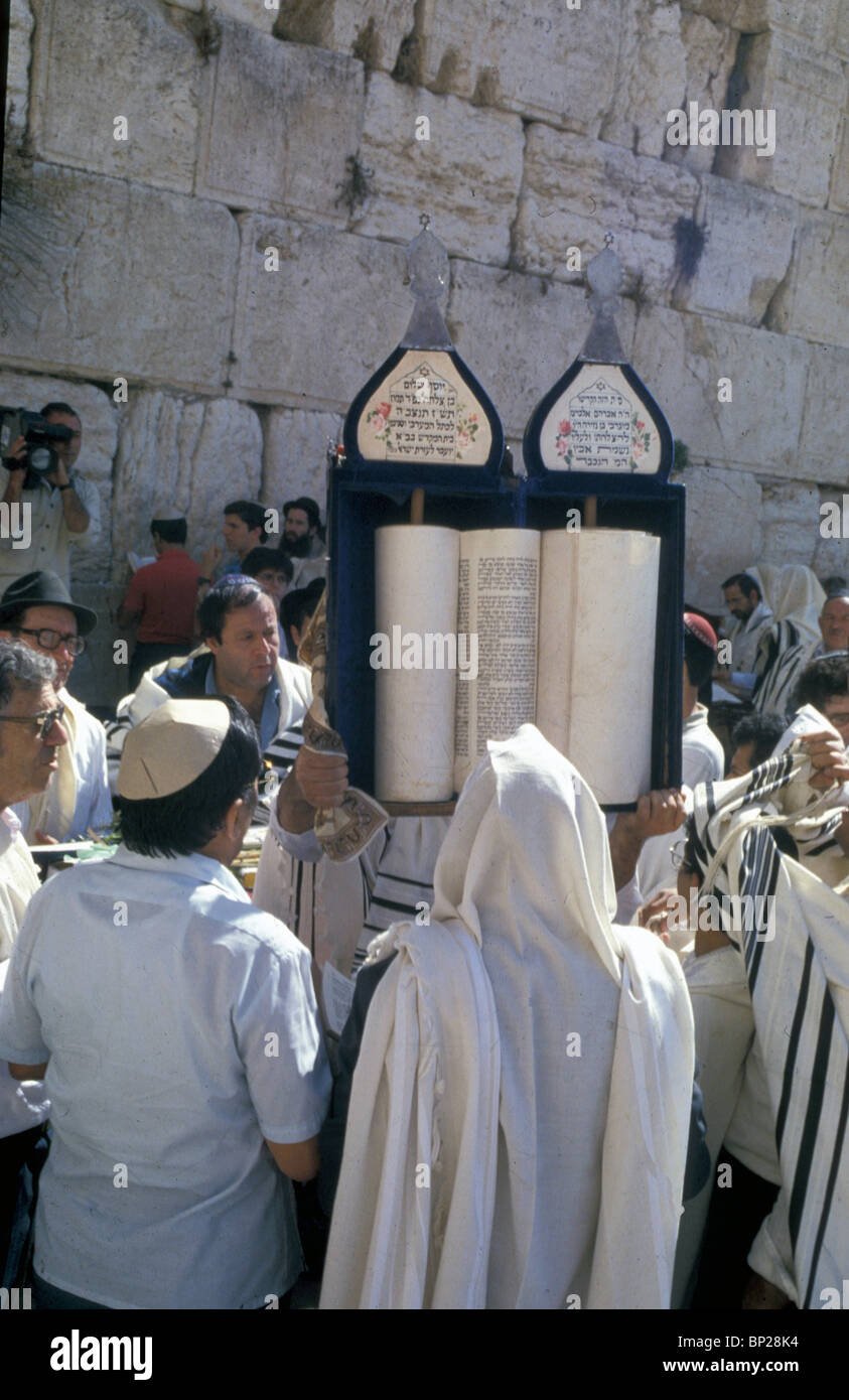 Le levage et la lecture LA TORAH AU MUR occidental. C'est une ancienne coutume de l'ÉPOQUE DU SECOND TEMPLE, QUAND AU COURS DE Banque D'Images