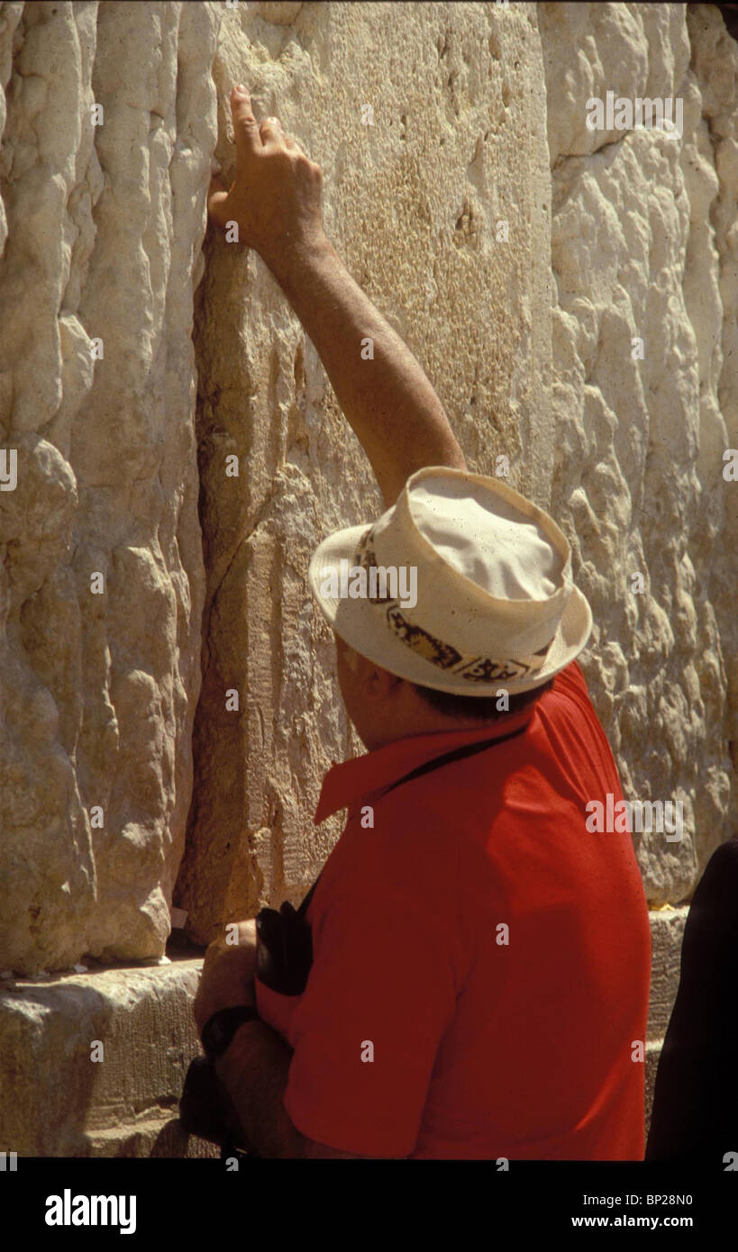 2242. Selon la tradition, UNE PERSONNE EST DE PLACER SA DEMANDE DU TOUT-PUISSANT ENTRE LES PIERRES DU MUR OCCIDENTAL Banque D'Images