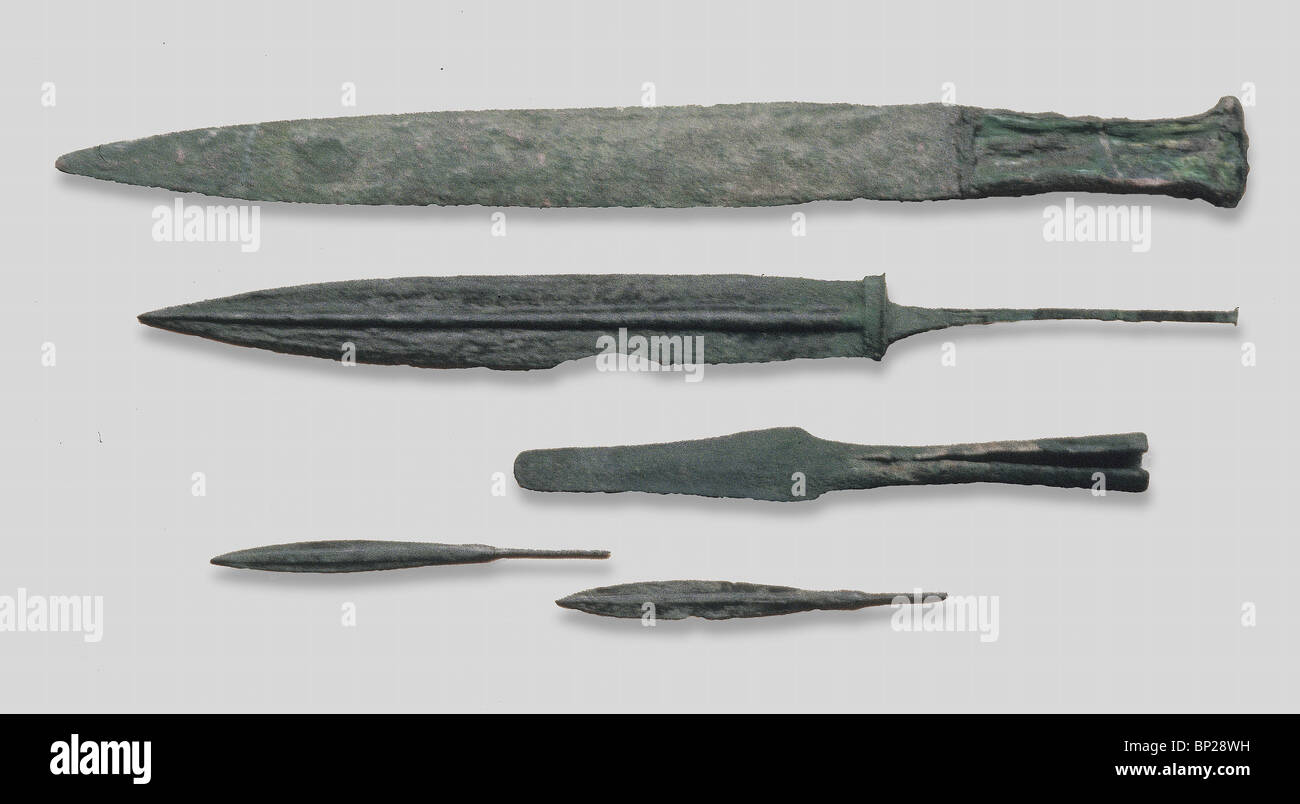 2374. Épées et de lances, PÉRIODE DU BRONZE, C. 2000 av. Banque D'Images