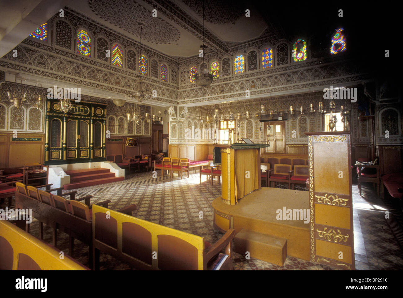 2469. FEZ (Maroc), de l'INTÉRIEUR DE LA SYNAGOGUE AVEC L'ARCHE Banque D'Images