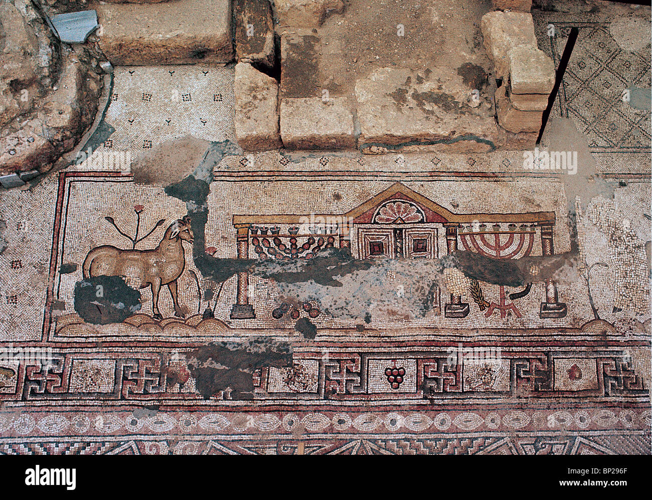 2710. SUSIYA SYNAGOGUE DANS LE SUD de la Judée. 6ème. C. AD. Sol de mosaïque représentant l'arche flanquée d'une menorah DE CHAQUE CÔTÉ Banque D'Images