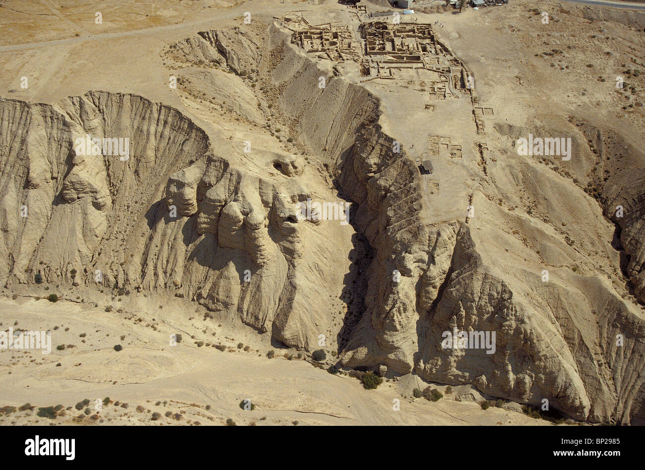 Qumrân - formations de grès DANS LAQUELLE LA CAVERNE N°4 est situé. Dans la caverne n°4 quinze-mille FRAGMENTS ONT ÉTÉ Banque D'Images