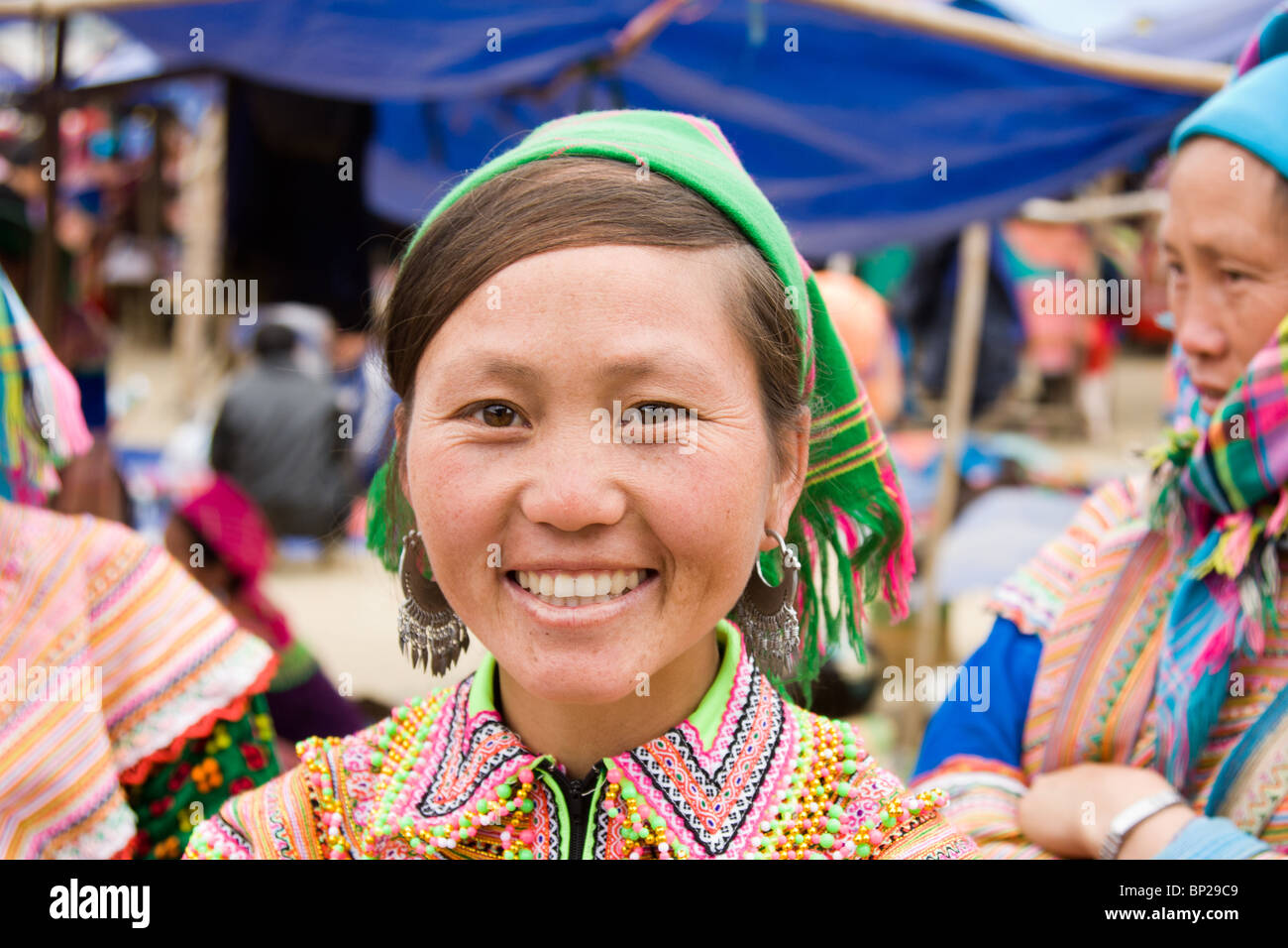 Une fille Flower hmong pose pour une photo au marché du dimanche de Bac Ha, Vietnam Banque D'Images