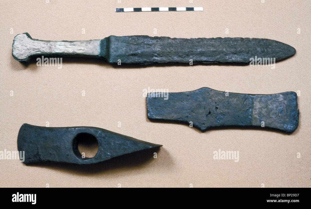 2938. PRRIOD ISRAÉLITE (1200-800 av. J.-C.) BRONZE ARMES ; épée courte avec poignée en os et deux chefs-d'AX Banque D'Images