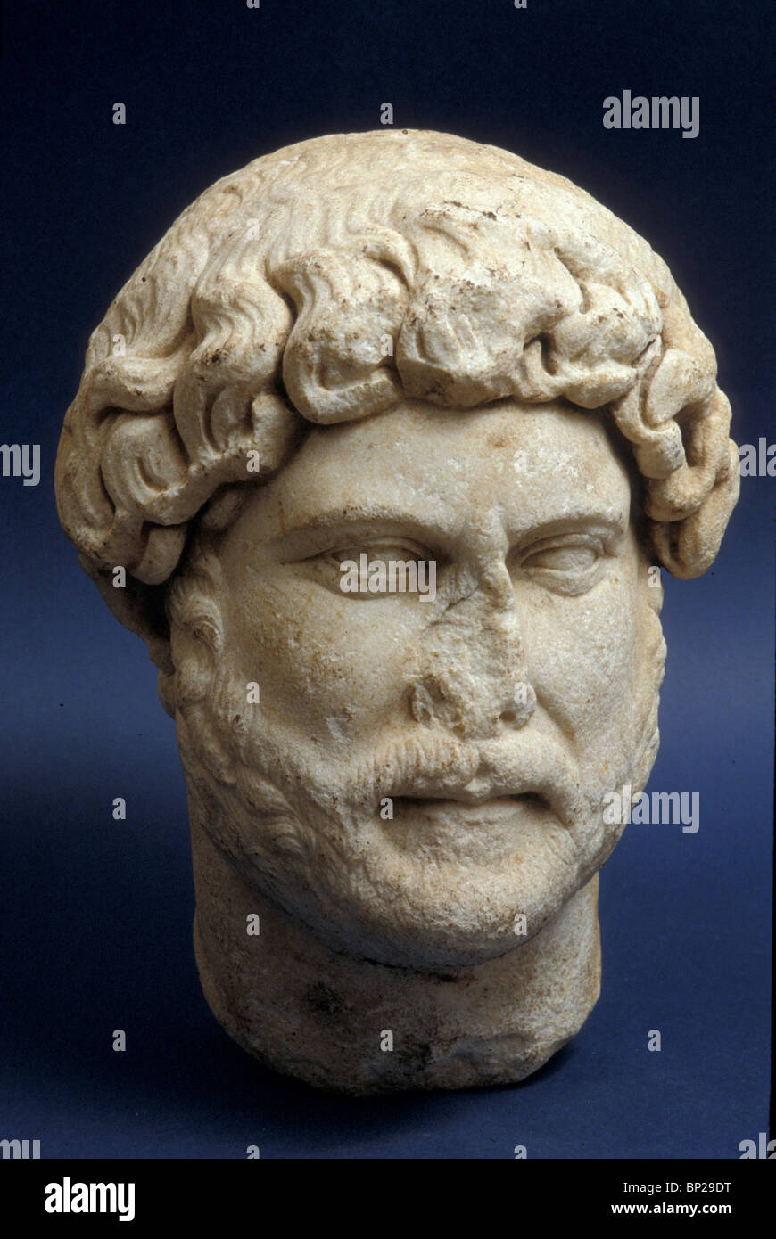 Buste en marbre de l'empereur Hadrien SOUVERAIN DE L'EMPIRE ROMAIN DE 117 À 138 MA. Son OPPRESSION EST LA CAUSE DE L-BAR KOHBA Banque D'Images