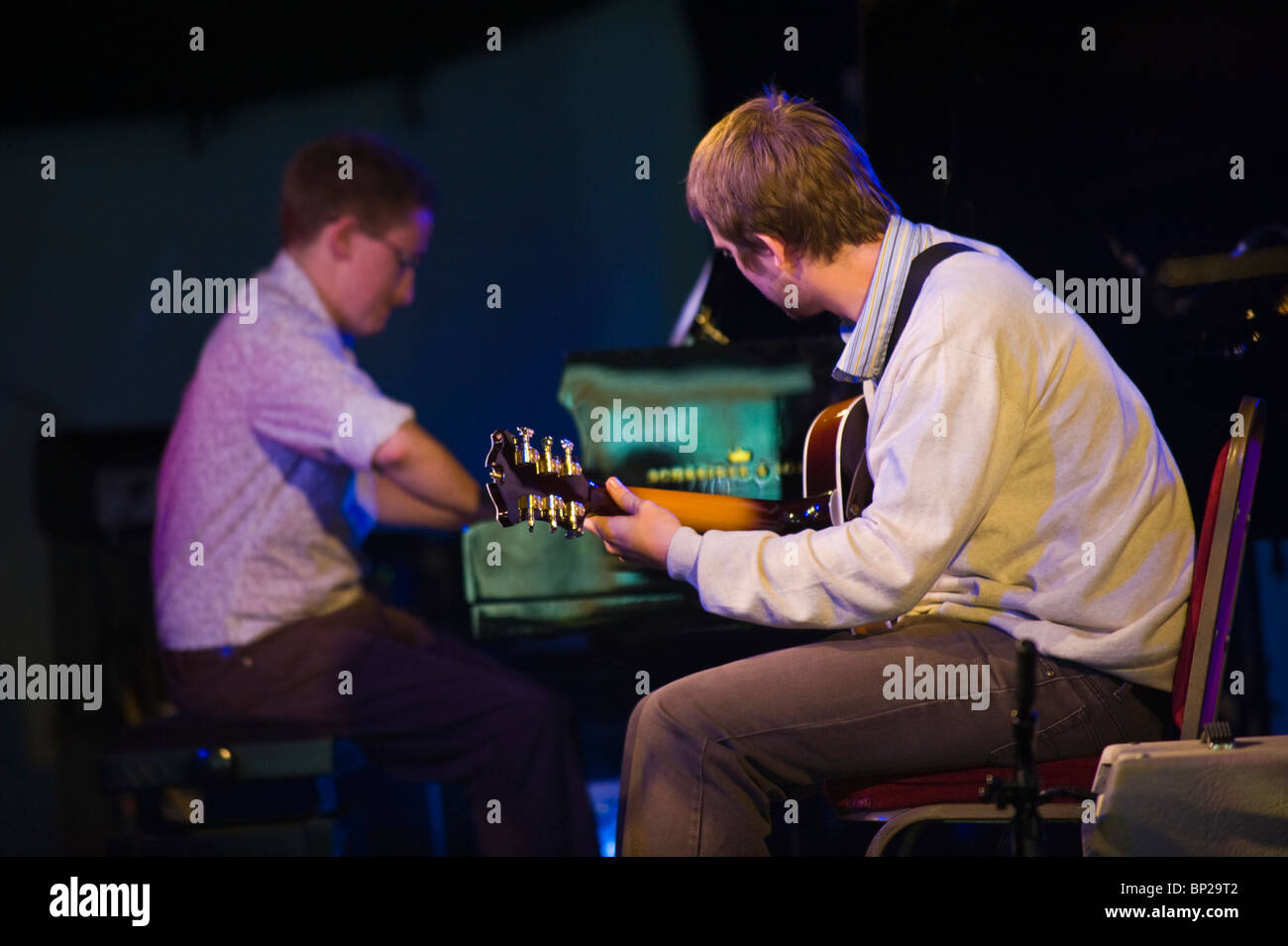 Guitariste et pianiste de jazz jouant sur scène à Brecon Jazz Festival 2010 Banque D'Images