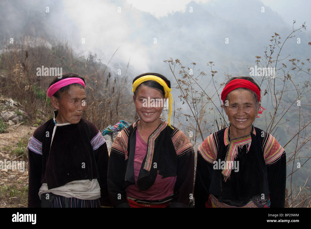 Trois femme hmong de prendre une pause de à des boîtes d'aluminium dans une décharge d'buurning Banque D'Images