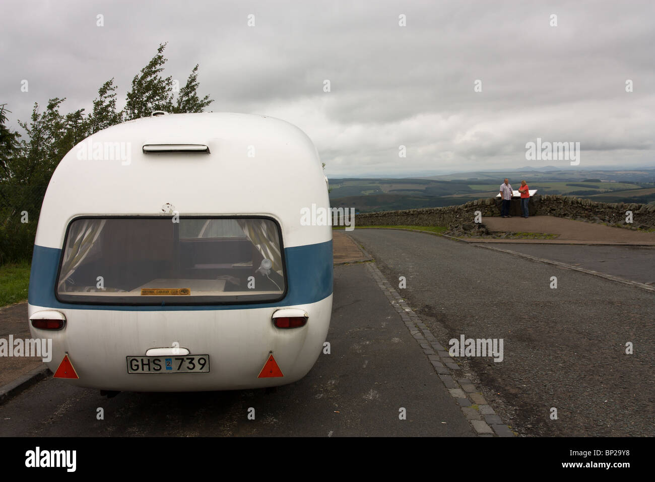 Caravane vintage et modernes en aire de camping-car à l'anglais sur une frontière écossaise68. Banque D'Images