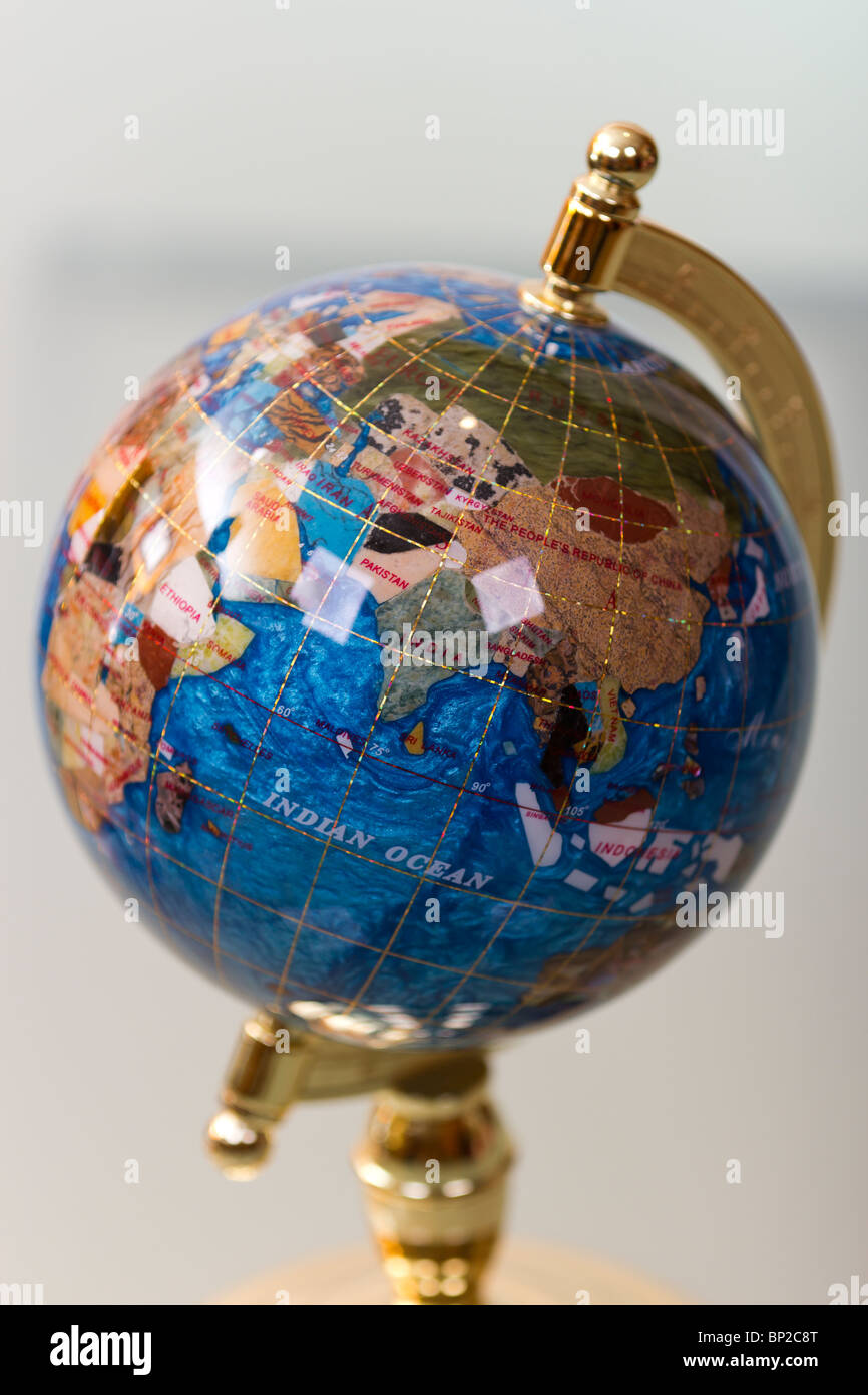 En laiton avec Globe décoratif blue pearl océans Banque D'Images
