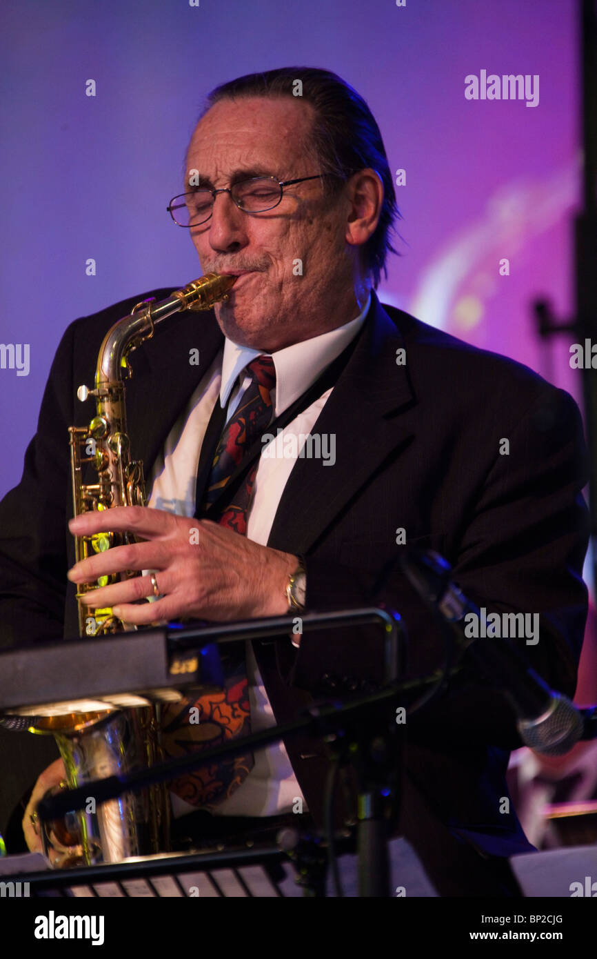 Peter King saxophoniste de jazz musicien joueur sur scène à Brecon jazz festival 2010 108448 portrait Peter King Banque D'Images