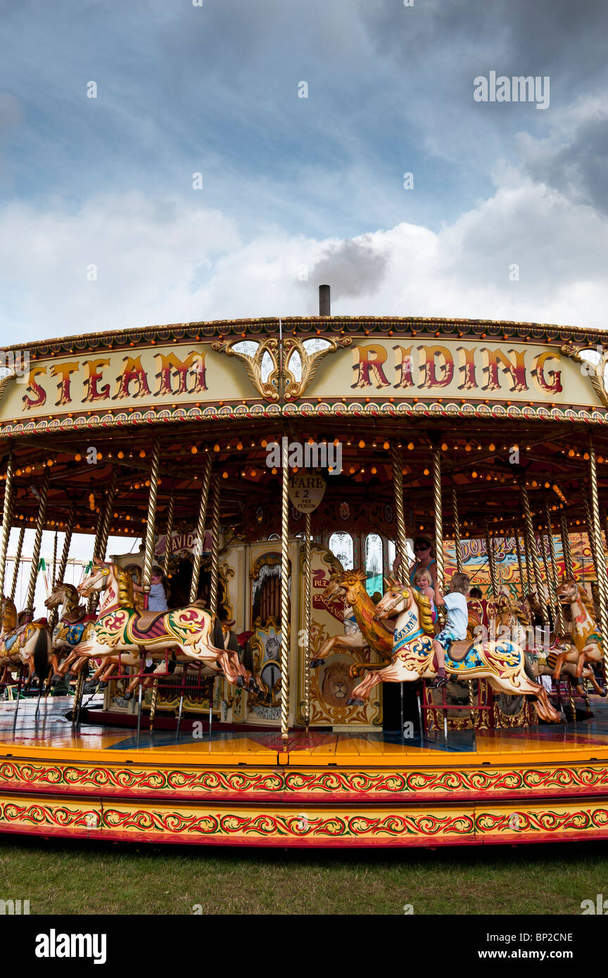 Cheval au galop à vapeur carrousel, fairground ride à un bain à vapeur juste en Angleterre Banque D'Images
