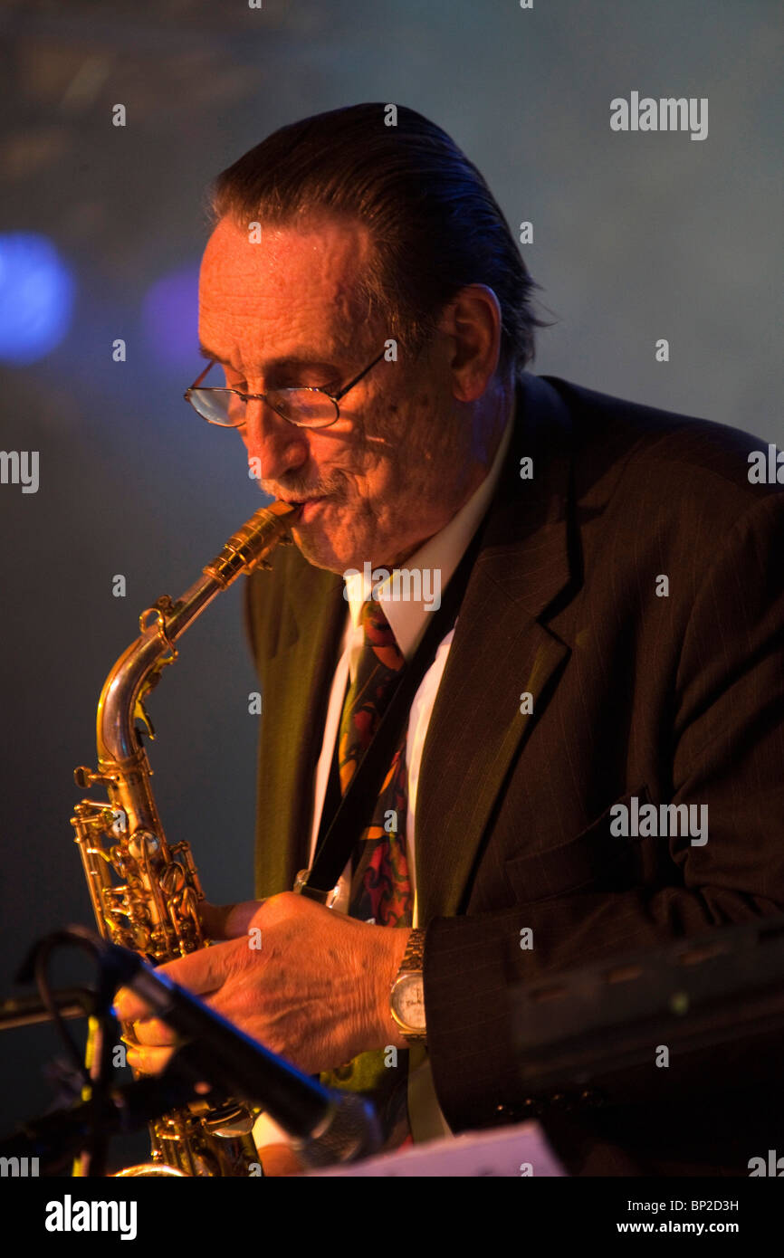 Peter King saxophoniste de jazz musicien joueur sur scène à Brecon jazz festival 2010 108432 portrait Peter King Banque D'Images