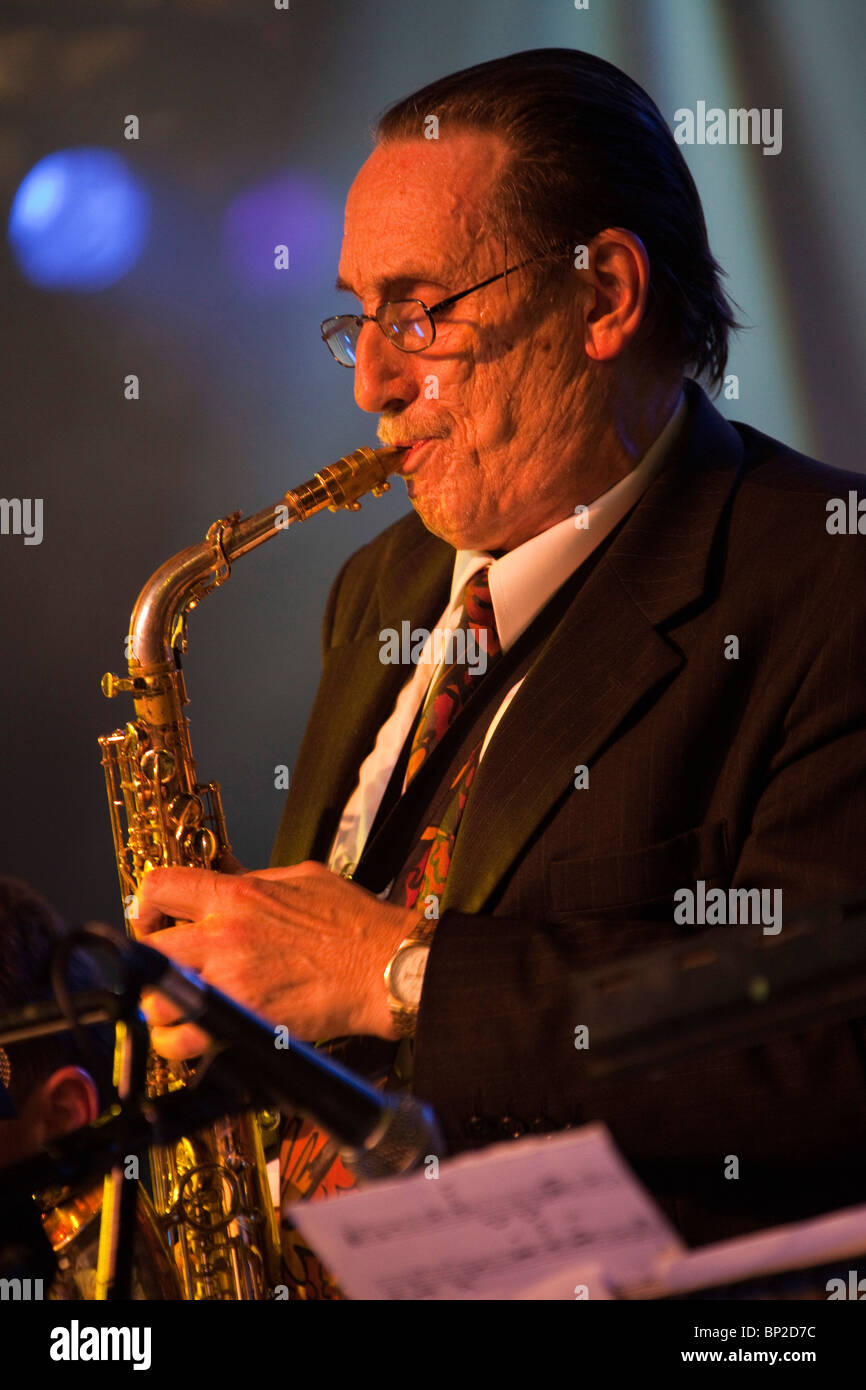 Peter King saxophoniste de jazz musicien joueur sur scène à Brecon jazz festival 2010 108436 portrait Peter King Banque D'Images
