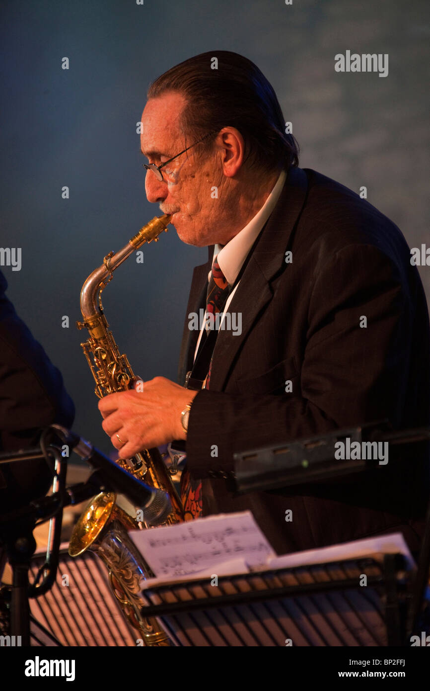 Peter King saxophoniste de jazz musicien joueur sur scène à Brecon jazz festival 2010 108441 portrait Peter King Banque D'Images