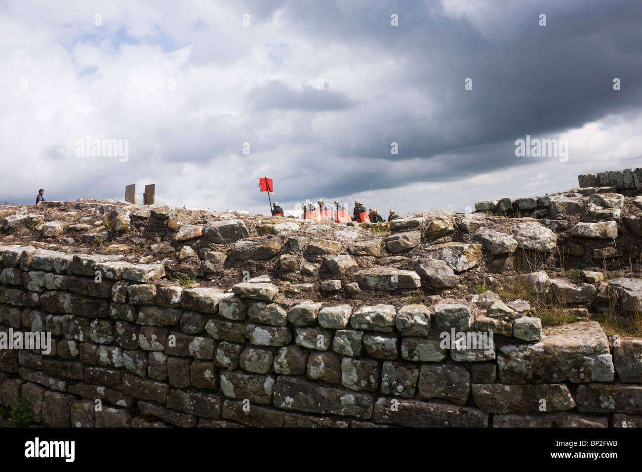 Re-enactment soldats au Fort romain de Housesteads sur mur d'Hadrien, une fois la frontière du nord de l'empire de Rome. Banque D'Images