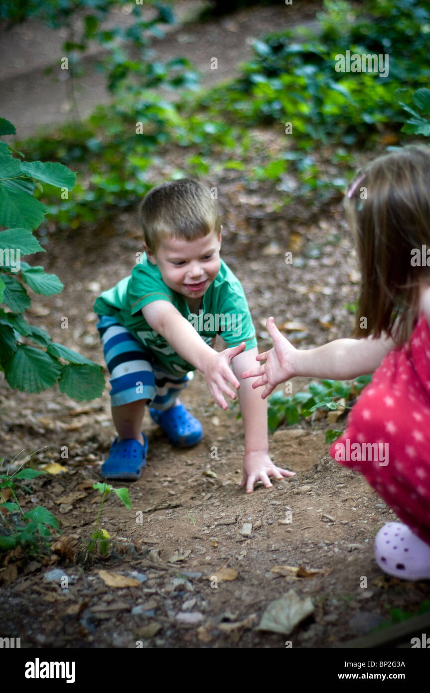 Frere Et Soeur Main Aider L Amour Fraternel Frere Et Soeur Main Aider L Amour Fraternel Bois Trail Explorer Photo Stock Alamy