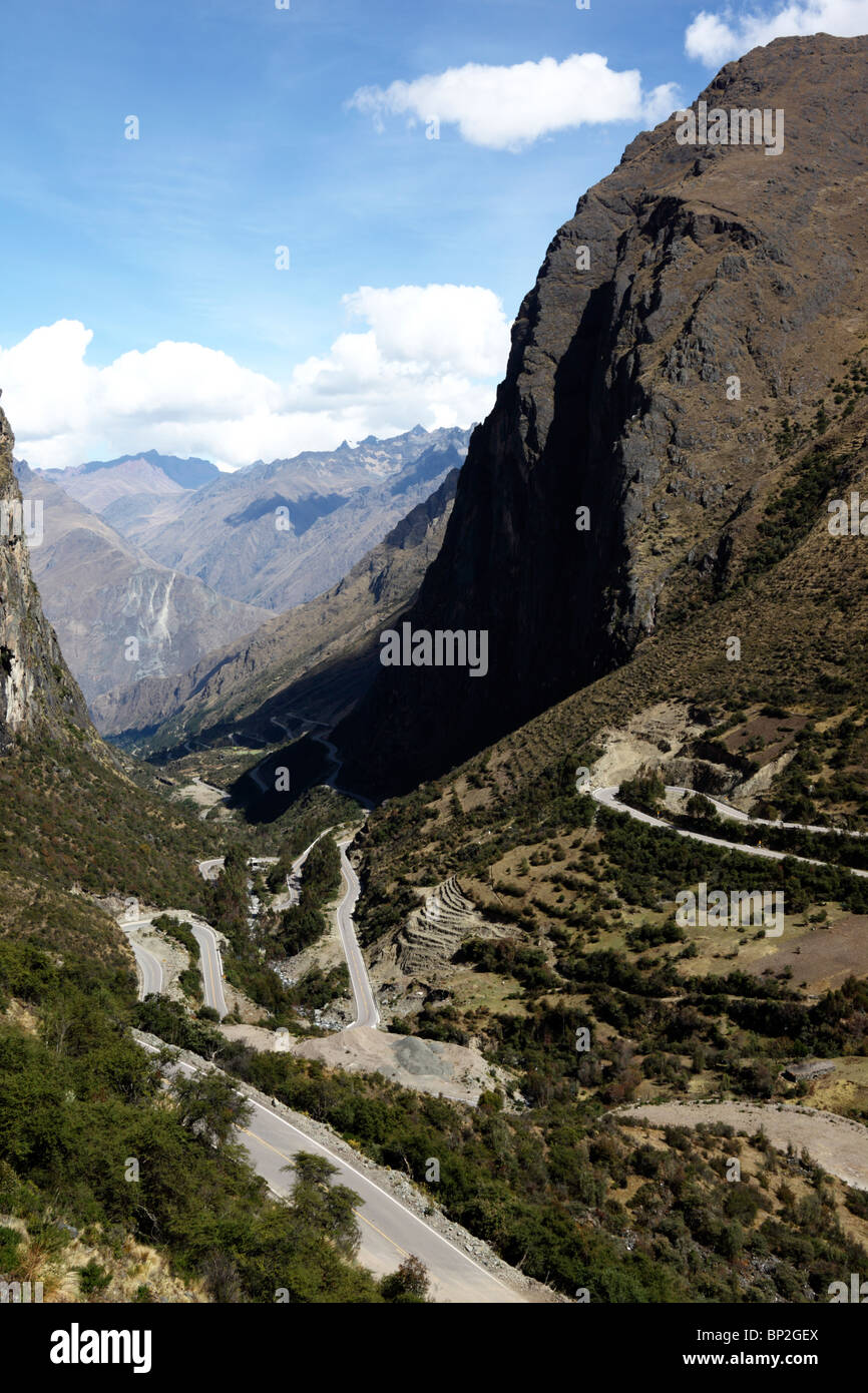 Vue en regardant la vallée et les virages en épingle à cheveux que la route d'Ollantaytambo à Quillabamba monte à Abra Malaga Pass, région de Cusco, Pérou Banque D'Images